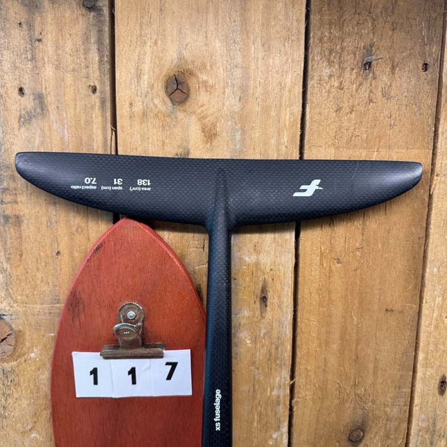 117. F-one SK8 V3 550 - XS Carving 138 HM Carbon