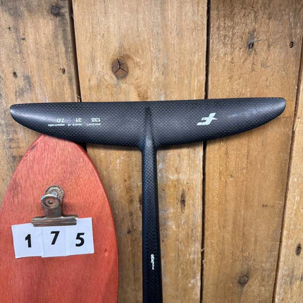 175. F-one Sushi 820 UHM - XS 138 Carving HM Carbon